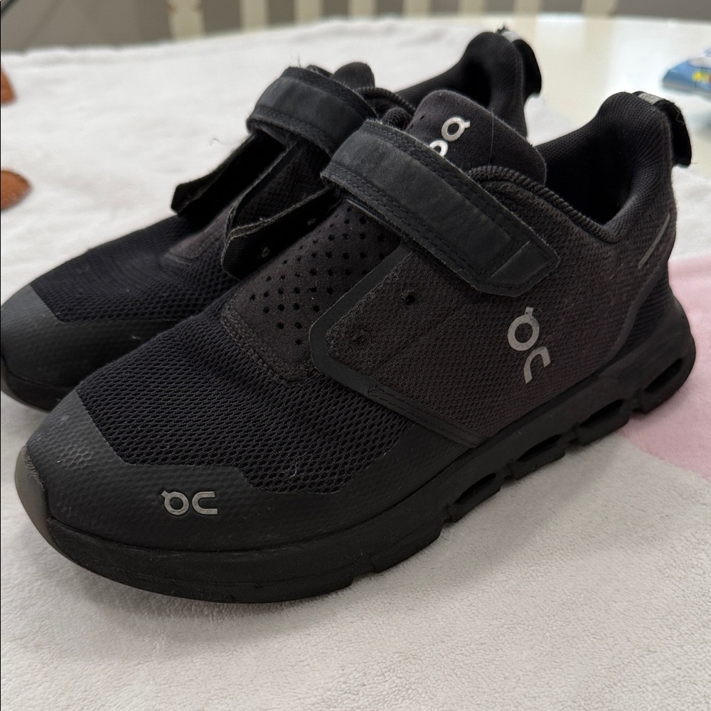 On Running Kids Black Mesh Sneakers Boys size 2